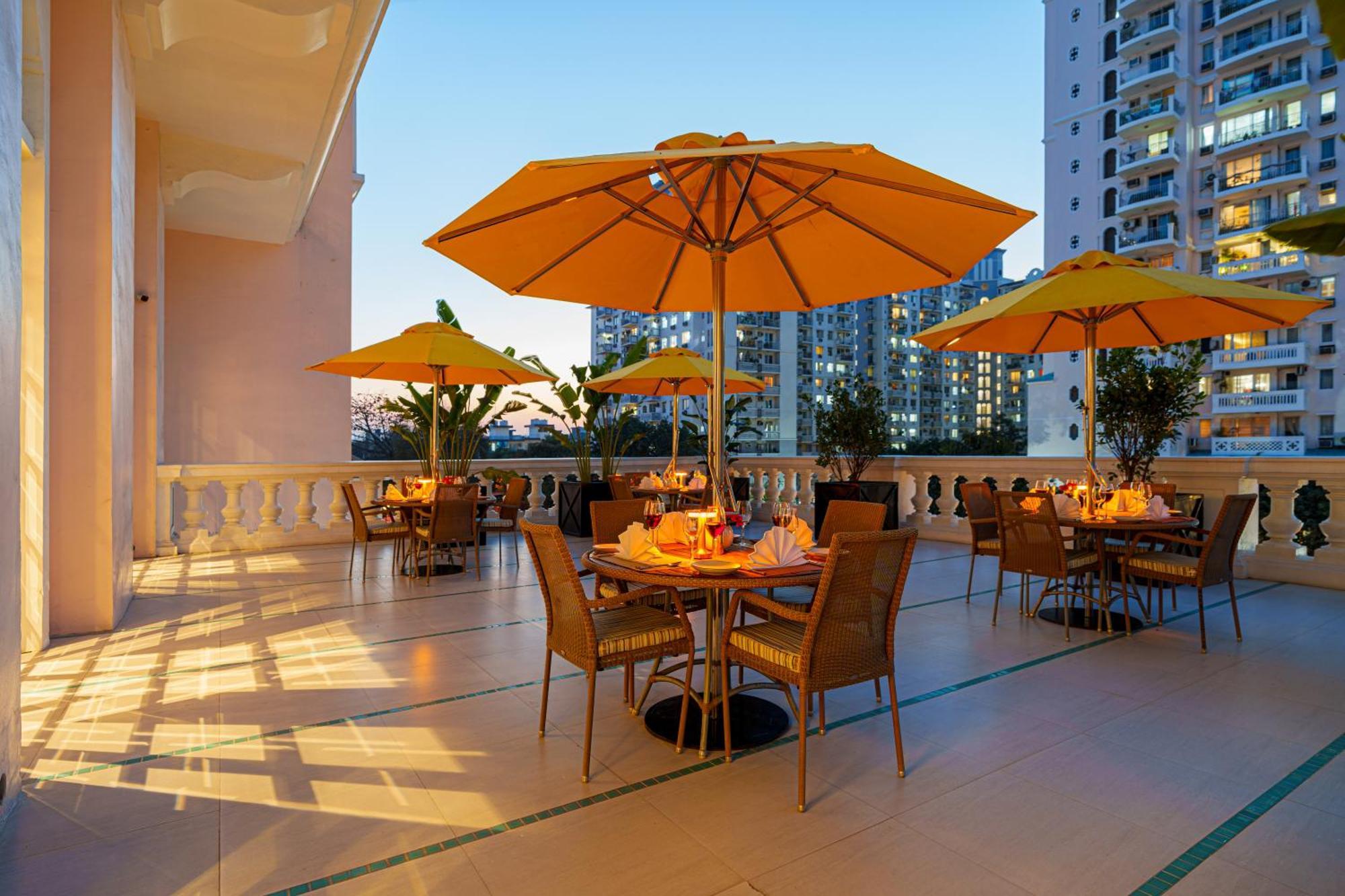 Dlf Club 5 Hotel Gurgaon Exterior foto