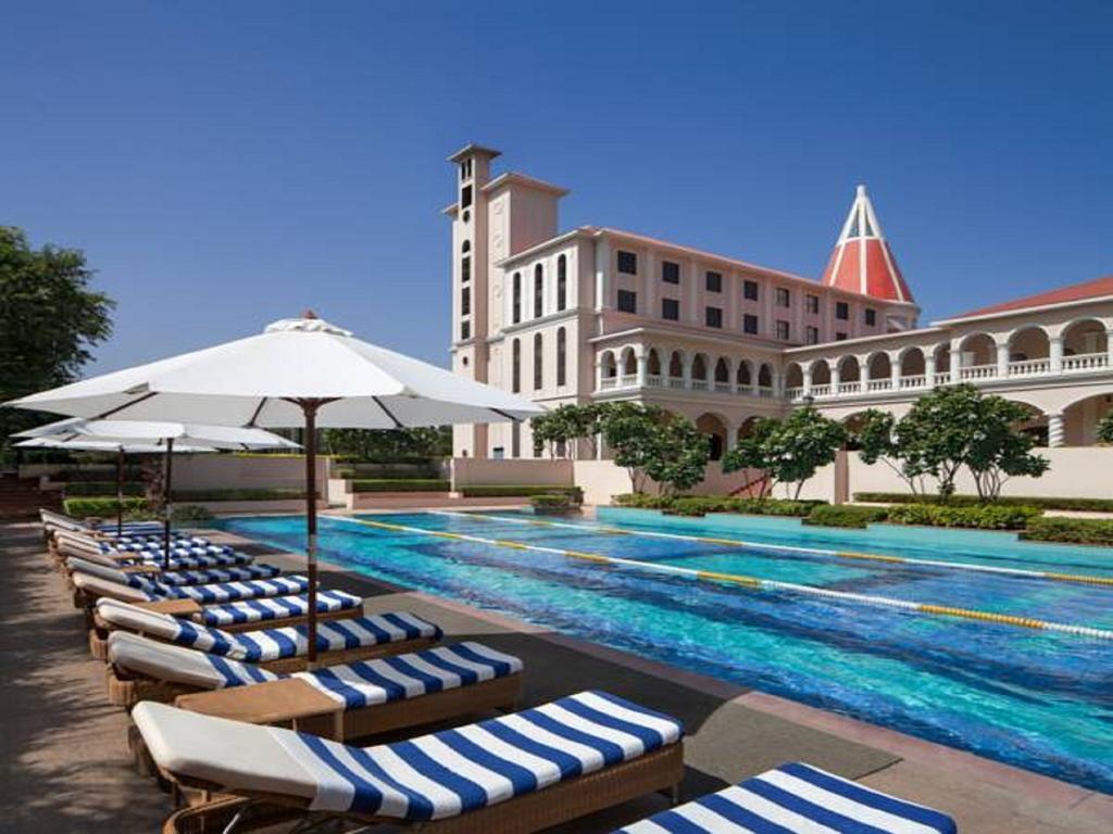 Dlf Club 5 Hotel Gurgaon Exterior foto